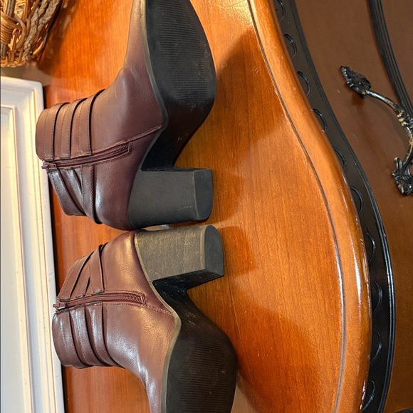 Women's Burgundy Ankle Boots Size 8.5 - Picture 3 of 6